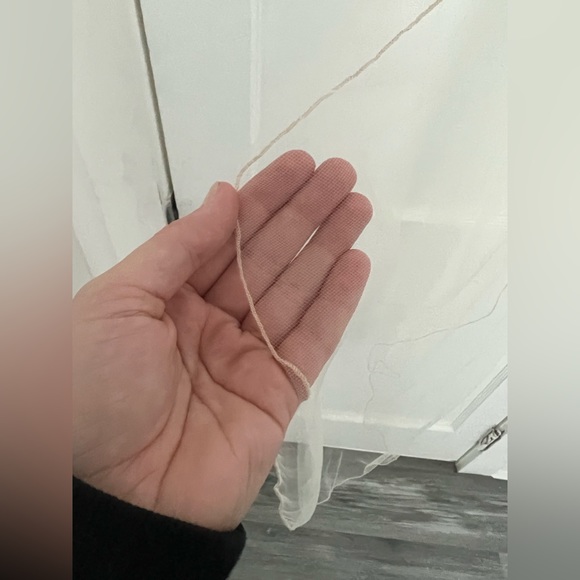 Women’s wedding dress - Picture 3 of 4